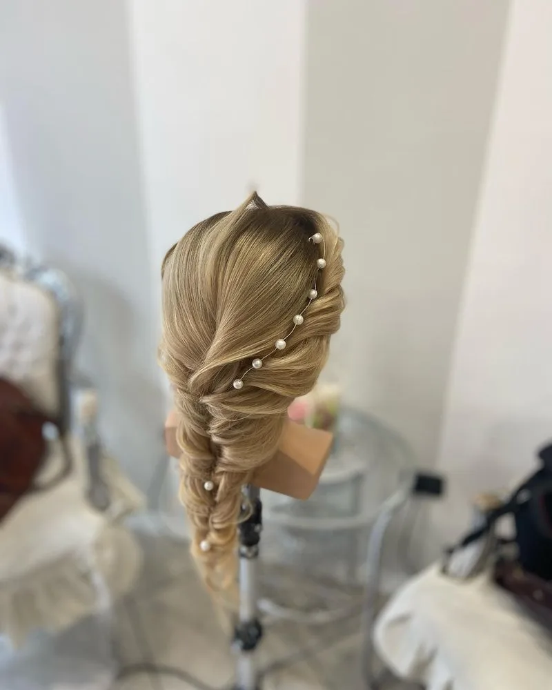 Treccia bionda con perle, vista intera, realizzata da Hair Trichology Studio
