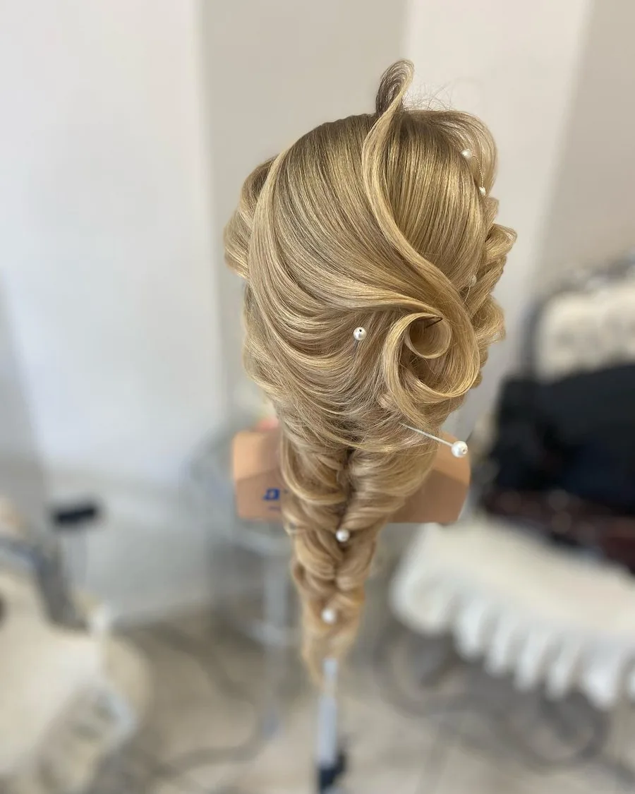 Treccia a spina di pesce bionda con perle realizzata da Hair Trichology Studio