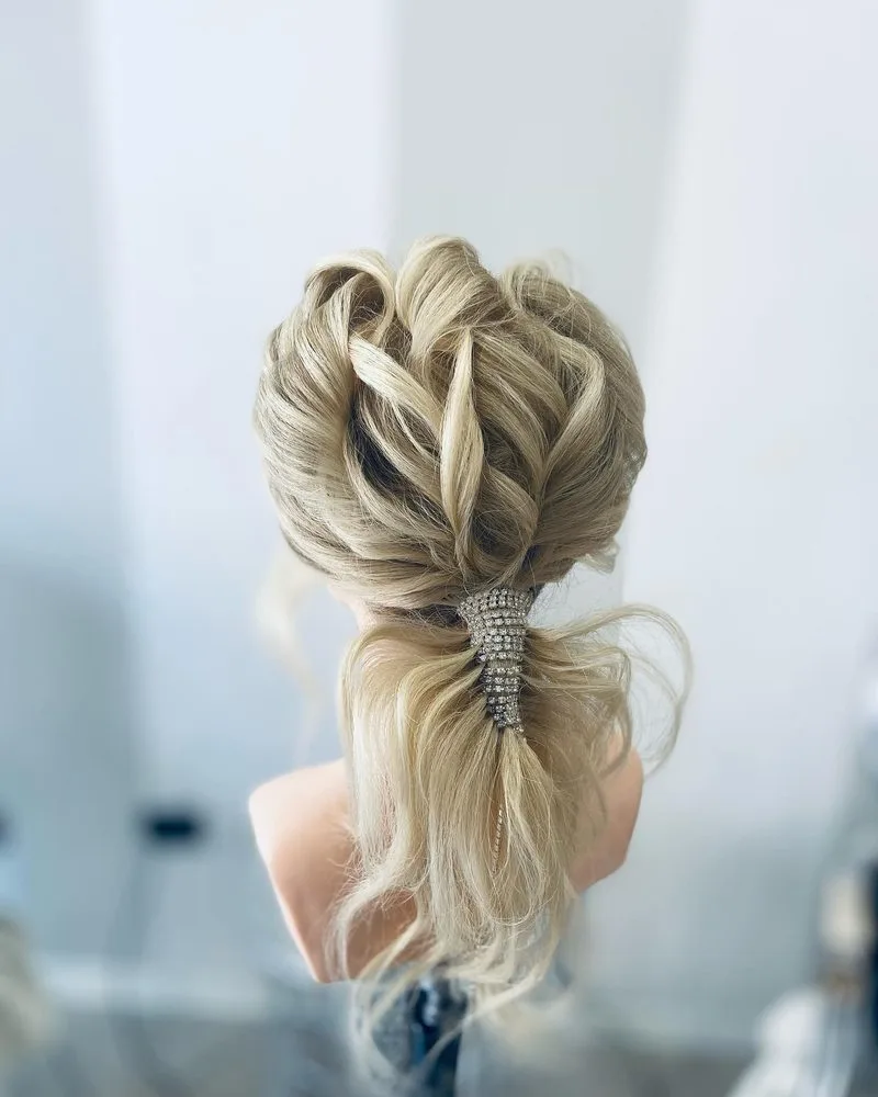 Raccolto biondo con fermaglio gioiello realizzato da Hair Trichology Studio