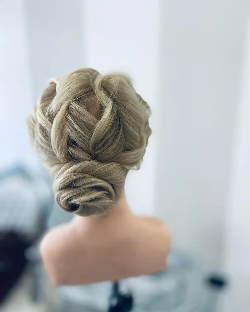 Chignon biondo intrecciato realizzato da Hair Trichology Studio