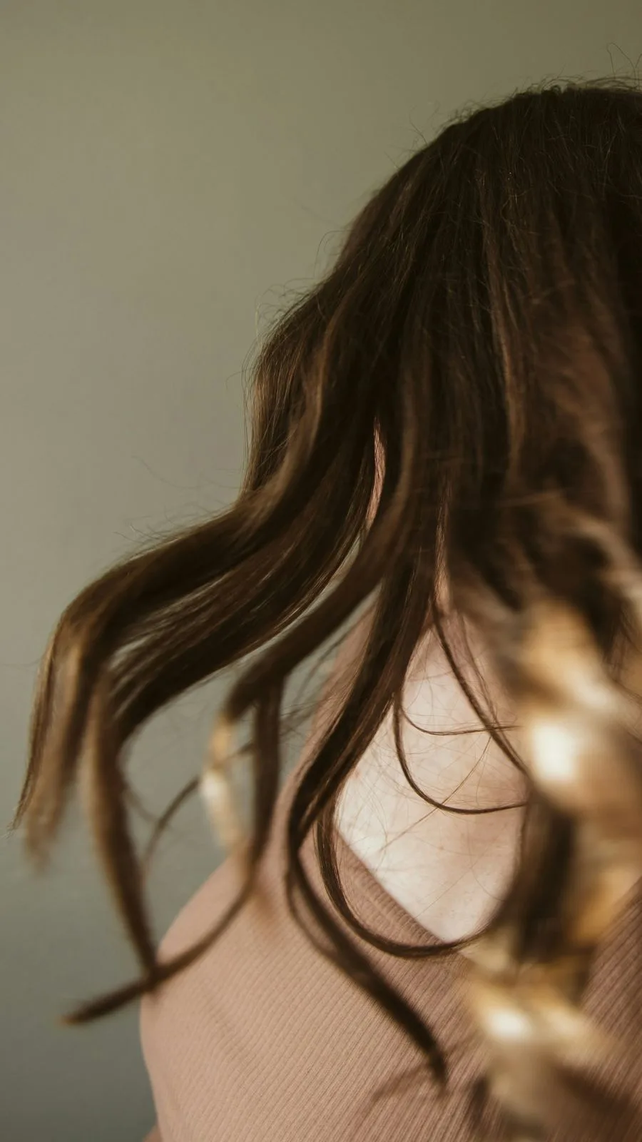 Capelli castani lunghi e mossi, vista di spalle