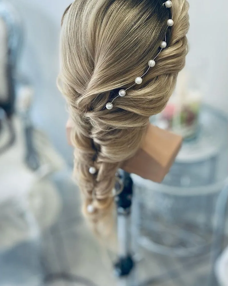 Treccia bionda con perle, vista di lato, realizzata da Hair Trichology Studio