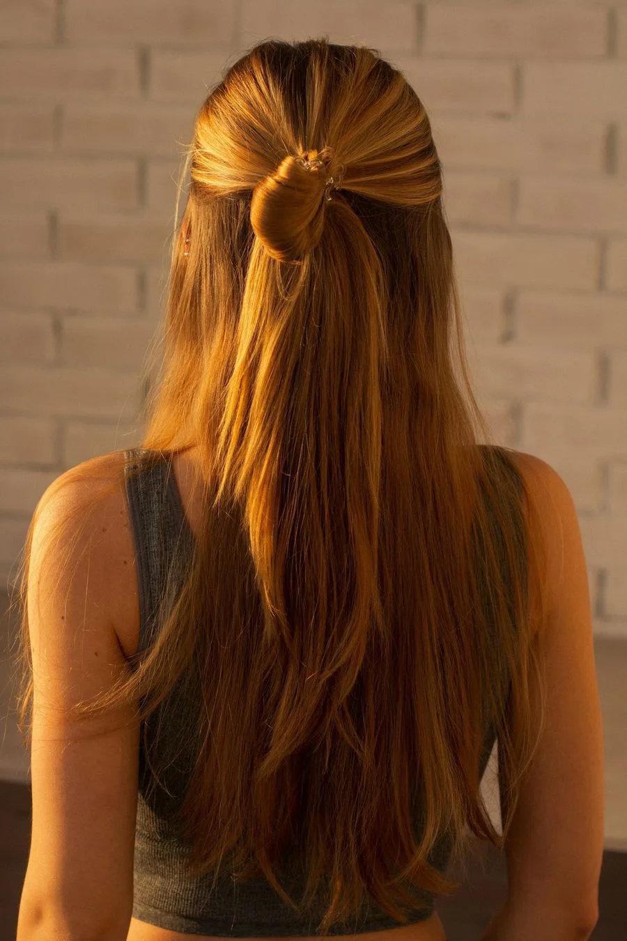 Capelli lunghi ramati, semiraccolto, vista di spalle